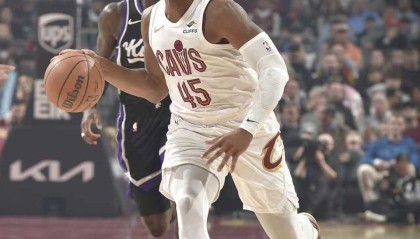 乐鱼体育官网-米切尔33+8骑士险胜国王升第五 莫布利29+13+8小萨24+16+6